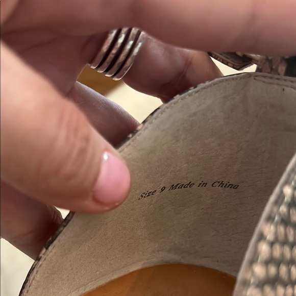 Dolce Vita Tan and Black Wedges with Snakeskin Print - Size 9 NWOB - Picture 6 of 6